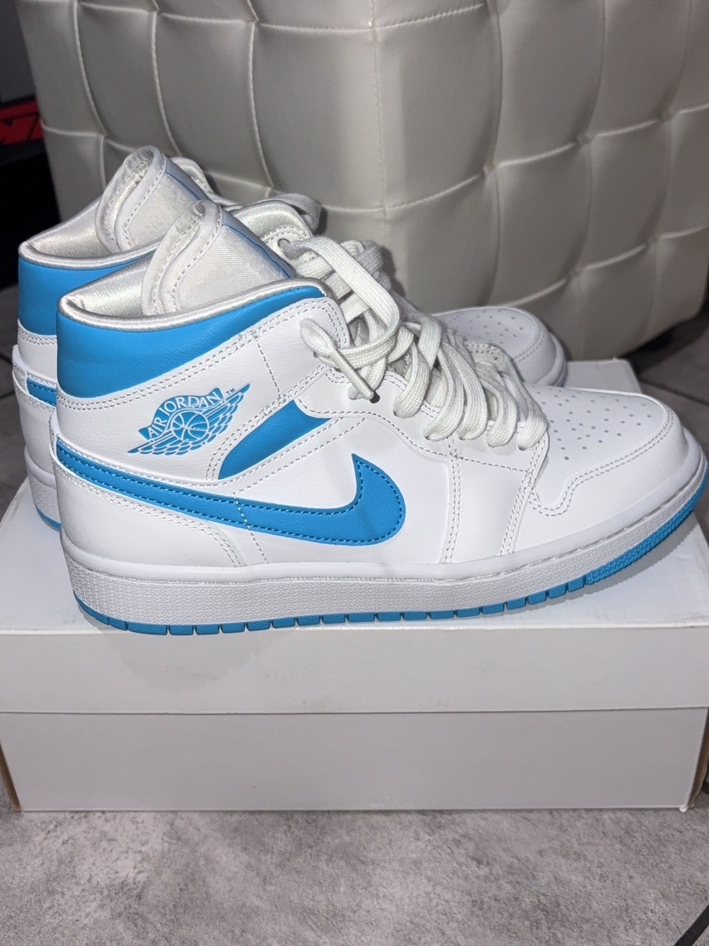 Jordan Air Jordan 1 Mid Women’s Sneakers - White/Blue